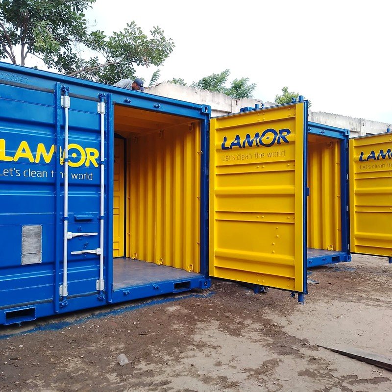 Contenedores personalizados para LAMOR en azul y amarillo