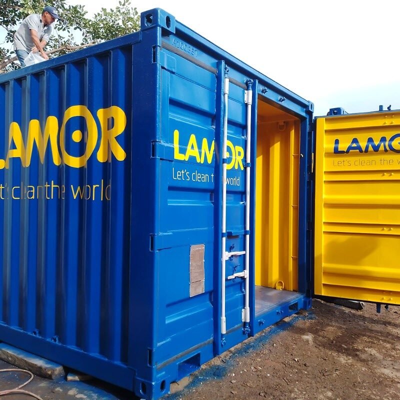 Contenedor LAMOR personalizado con puertas abiertas