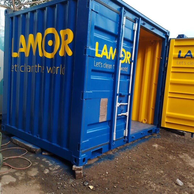 Contenedor marítimo personalizado con imagen corporativa de LAMOR