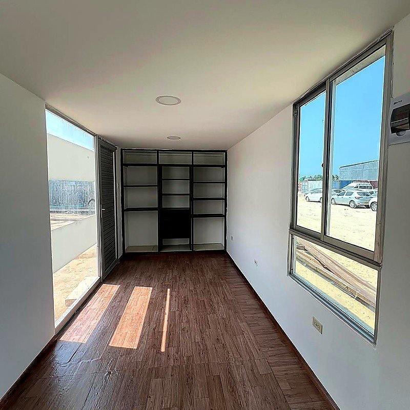 Interior de oficina modular en contenedor de 20 pies