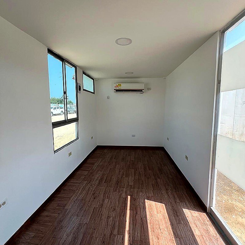 Espacio interior de oficina construida en contenedor