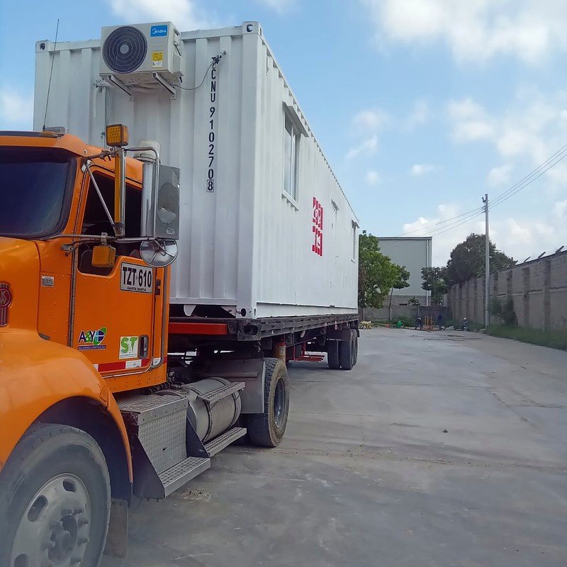 Contenedor de 40 pies en camIón durante el transporte al sitio