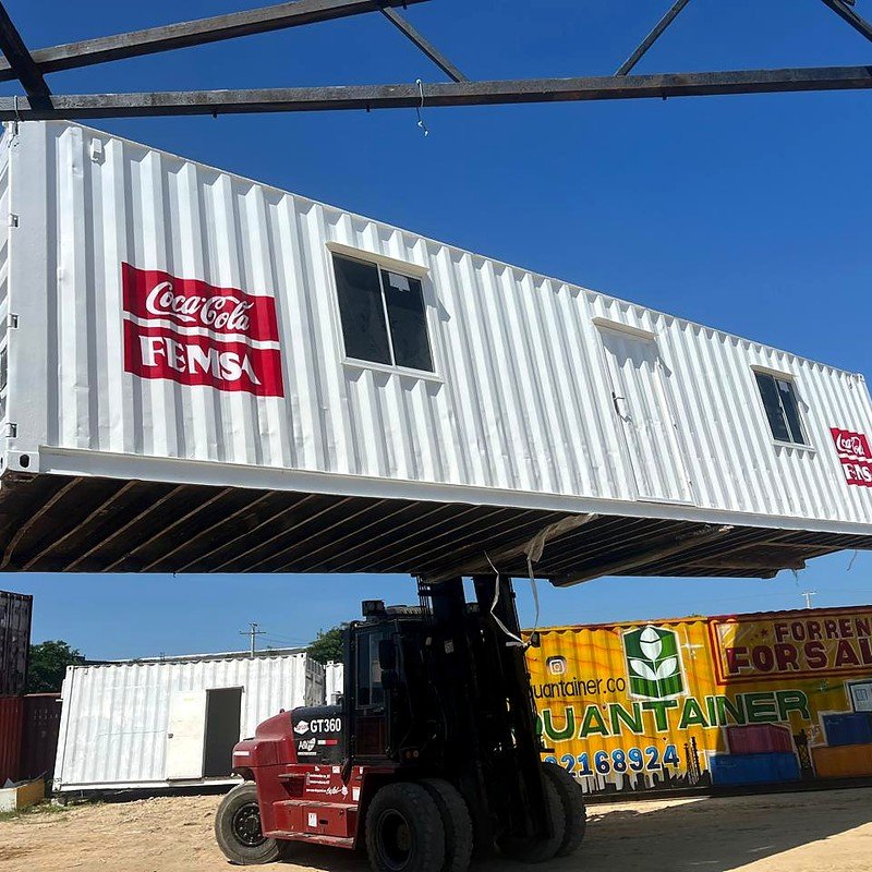 Izaje del contenedor de 40 pies con montacargas durante la instalación