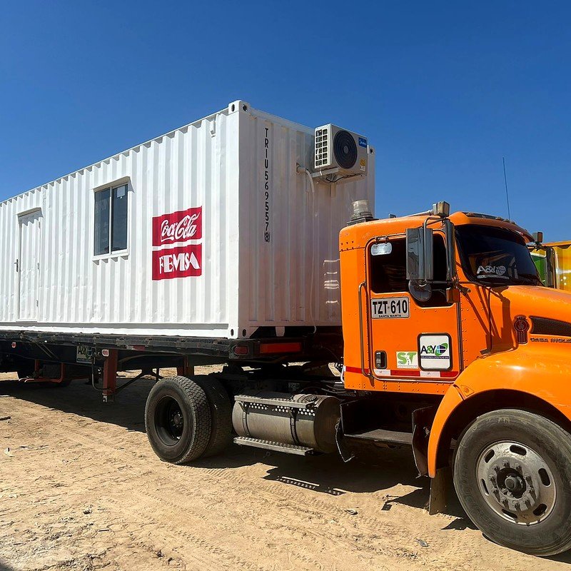 Traslado del contenedor de 40 pies con la imagen de Coca-Cola FEMSA