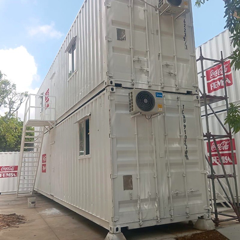 Oficina en contenedor de 40 pies instalada, con acceso por escalera