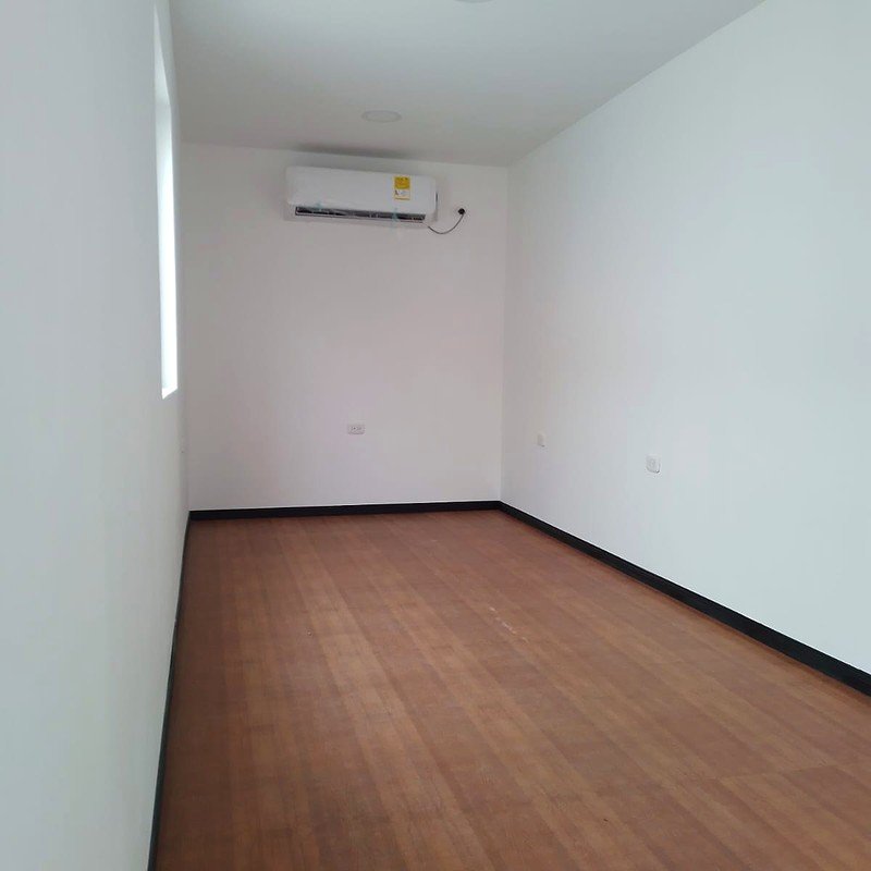 Espacio de trabajo terminado en la oficina modular Evoagro
